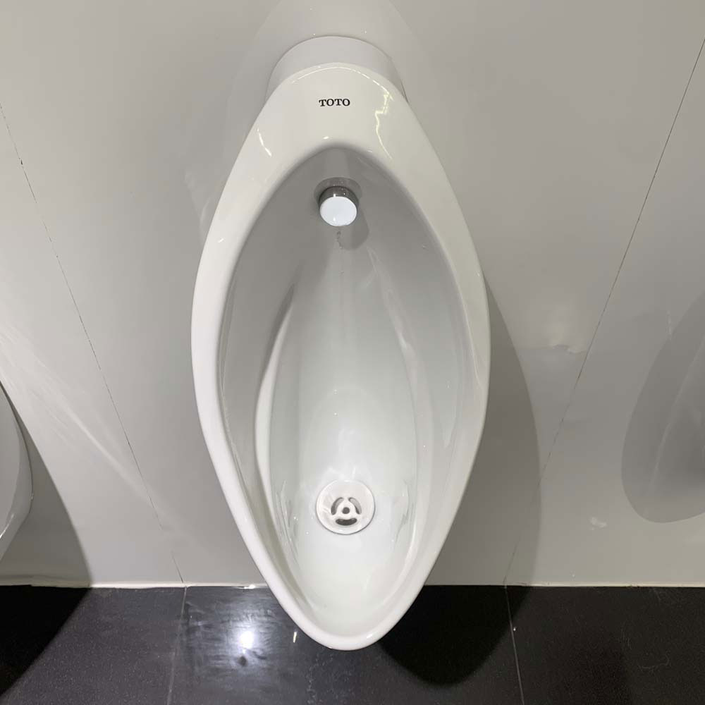 Bồn tiểu nam TOTO UT904HR#XW treo tường xả 0.5L đường cấp nước phía sau