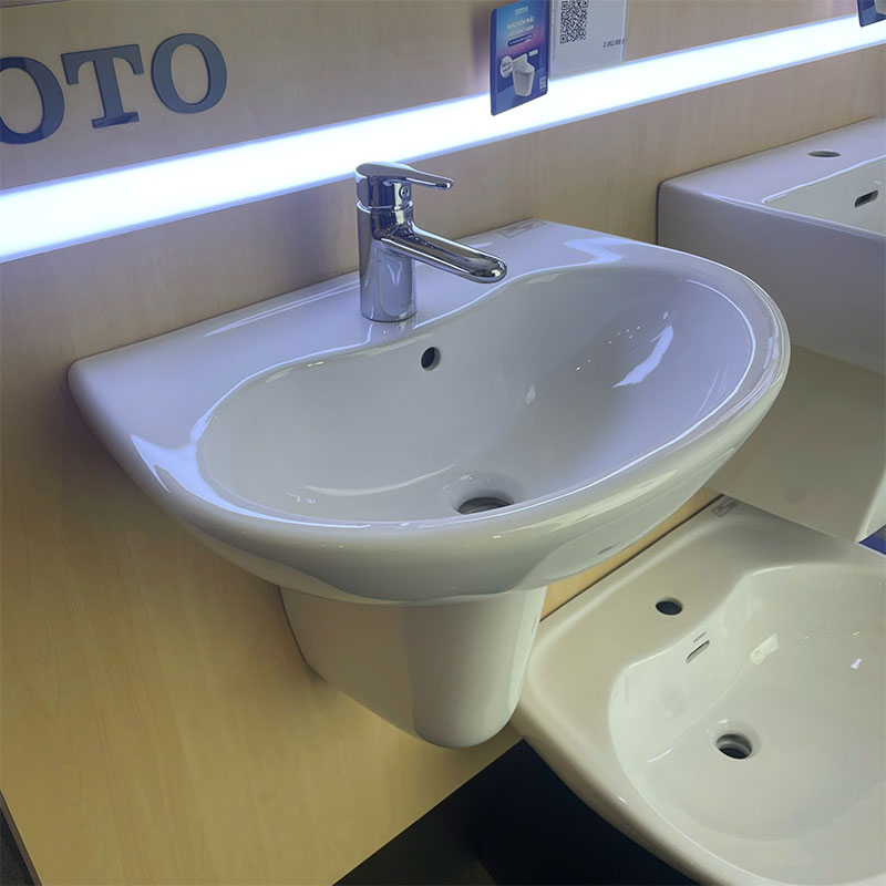 Chậu lavabo treo tường TOTO LHT240CS#W chân lửng