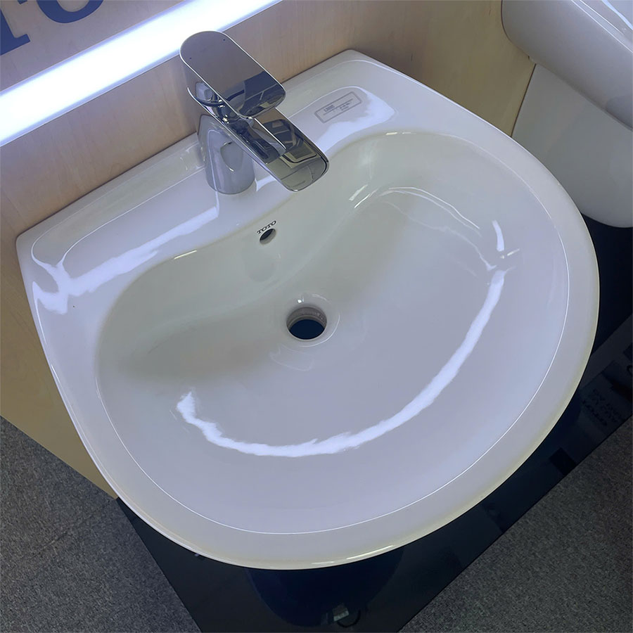 Chậu lavabo treo tường TOTO LHT300CR#W chân lửng
